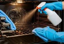 Cómo limpiar el horno sin esfuerzo ni químicos: el truco casero con sal gruesa y vapor que elimina toda la grasa