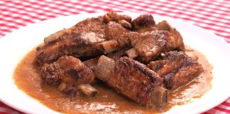 Costillas con champiñones en salsa: receta fácil para una cena deliciosa en tiempo récord