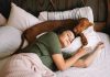 Las personas que duermen con mascotas en la cama poseen 4 fortalezas, según la psicología