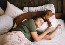 Las personas que duermen con mascotas en la cama poseen 4 fortalezas, según la psicología
