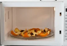 Truco casero con cáscaras de naranja permite limpiar y perfumar el microondas de forma natural