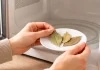 Hojitas de laurel dentro del microondas: truco simple y natural que gana popularidad en la cocina por sus efectos prácticos