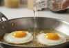 El secreto del vinagre: por qué agregar unas gotas al sartén con huevos fritos y qué cambios produce