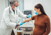 Vacünarse cøntra la COVID-19 en el embarazo, especialmente con dosïs de refuerzo, se asocia con menos preeclampsïa