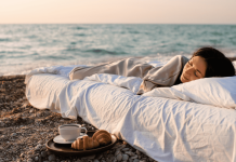 50% de lo jóvenes usarían sus vacaciones solo para dormir debido al agotamiento laboral: fenómeno conocido como «sleepcation»