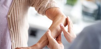 Rehabilitación tras un ACV: entrenar el brazo menos afêctado da resultados más duraderos, según estudio realizado por investigadores