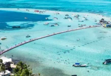 Una playa de Sudamérica con un mar de siete colores que hipnotiza a los turistas