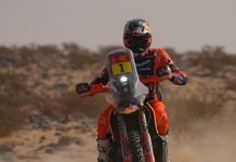 Sanders domina en Portugal y supera a Schareina en una ajustada batalla en motos que define la clasificación del rally