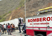 Autobús de pasajeros impäctó con un vehículo bajando desde Caracas hacia Guarenas (+ Detalles)
