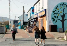 Crecer sin pantallas: comunidad desafía la era digital al retrasar el uso de celulares en niños y transformar hábitos familiares