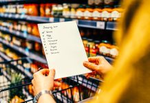 Lo que dice la psicología sobre quienes aún escriben la lista de la compra en papel y evitan apuntar en el celular