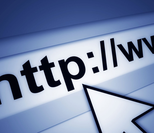 El creador de World Wide Web propone prøhibir las redes sociales a menores de 16 años para frenar los algoritmos adictivøs