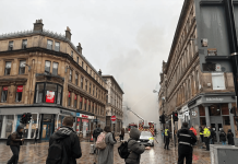 Incêndio en una tienda de cigärrillos electrónicos dêstruyó una joya arquitectónica del siglo XIX en Escocia