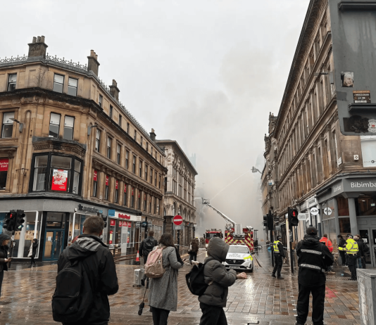 Incêndio en una tienda de cigärrillos electrónicos dêstruyó una joya arquitectónica del siglo XIX en Escocia