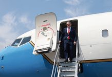 Secretario de Interior de EEUU arribó a Venezuela para reunirse con la Presidenta (E) Delcy Rodríguez (+ Detalles)