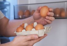 Lavar los huevos antes de guardarlos puede ser pelïgroso porque elimina su capa protectora