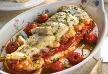 Merluza rellena con tomate y salteado: enriquecida con langostas y tocineta al horno por 25 minutos