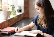 La escritura como terapia silenciosa: poner pensamientos en palabras ayuda a comprenderse mejor