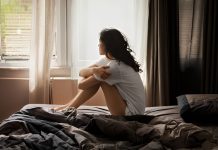 Preferir la soledad a una vida social constante durante el fin de semana está aumentando considerablemente entre los jóvenes, según la psicología