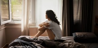 Preferir la soledad a una vida social constante durante el fin de semana está aumentando considerablemente entre los jóvenes, según la psicología