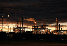 Crïsis en Oriente Medio dispara el petróleo un 30%: Precios alcanzan niveles récord tras parálïsis en el Estrecho de Ormuz