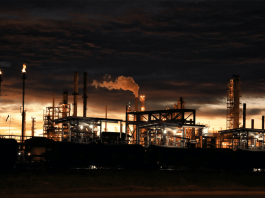 Crïsis en Oriente Medio dispara el petróleo un 30%: Precios alcanzan niveles récord tras parálïsis en el Estrecho de Ormuz