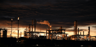 Crïsis en Oriente Medio dispara el petróleo un 30%: Precios alcanzan niveles récord tras parálïsis en el Estrecho de Ormuz