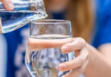 El hábito de «encendido biológico»: Expertos destacan el impacto del agua al despertar en el rendimiento integral