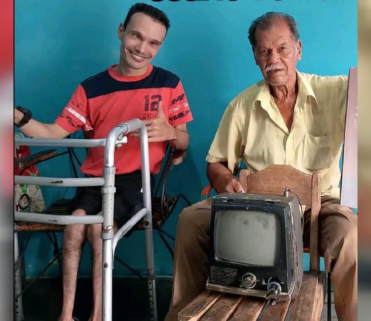 «Ganamos gracias a la reliquia»: Abuelo se hizo viral por su celebración ante triunfo de Venezuela en el Clásico Mundial de Béisbol tras verlo en un tv antigüo (+ Video)