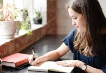 La escritura como terapia silenciosa: poner pensamientos en palabras ayuda a comprenderse mejor