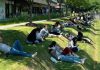 En Shanghái un parque hundido se vuelve viral por convertirse en refugio de siesta para trabajadores en pleno día laboral (+ Fotos)