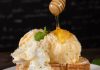 Helado de miel: una opción natural y fácil de preparar en casa que destaca por su sabor suave y su dulzura equilibrada sin necesidad de azúcar refinada
