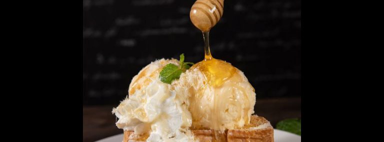 Helado de miel: una opción natural y fácil de preparar en casa que destaca por su sabor suave y su dulzura equilibrada sin necesidad de azúcar refinada