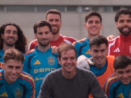 Jero Freixas visita a la selección española y recibe la camiseta de manos de Luis de la Fuente ( Video)