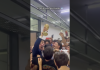 Graduación «a lo campeón»: Estudiante de la UBA celebra su título con la Copa del Mundo (+ Video)