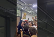 Graduación «a lo campeón»: Estudiante de la UBA celebra su título con la Copa del Mundo (+ Video)