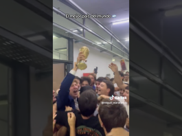 Graduación «a lo campeón»: Estudiante de la UBA celebra su título con la Copa del Mundo (+ Video)