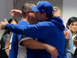 El emotivo abrazo entre Omar López y Francisco Cervelli tras la rueda de prensa post partido en el LoanDeport Park (+ Video)