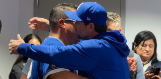 El emotivo abrazo entre Omar López y Francisco Cervelli tras la rueda de prensa post partido en el LoanDeport Park (+ Video)