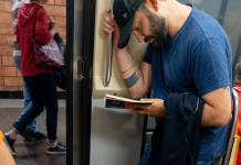 Como un pasajero más: Expresidente de Chile fue visto utilizando el metro de Santiago (+ Video)