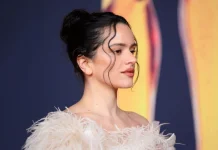 Rosalía encarna el regreso de la estética de los años 90 en la nueva campaña de fragancias de Calvin Klein