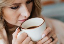 Las personas que siempre dejan un poco de café en el fondo de la taza tienen características que los hacen únicos, explica la psicología