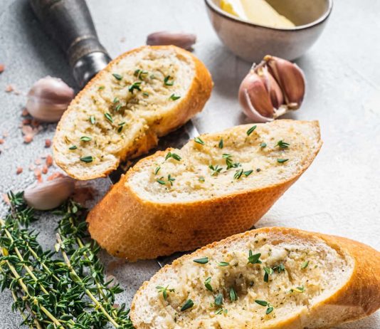 Pan de ajo paso a paso: la versión casera que siempre sale bien y que abre el apetito al instante