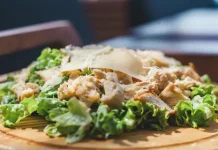 Cómo hacer la ensalada César original paso a paso: la receta clásica y deliciosa de los chefs (+ Detalles)