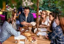 Personas nacidas en los años 60 y 70 destacan por tres fortalezas mentales desarrolladas en su juventud, según análisis de la psicología