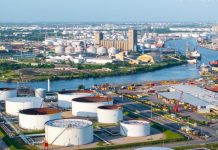 Trump anuncia suspensión temporal de sanciones petroleras para estabilizar precios y asegurar el suministro