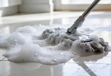 El truco casero que arrasa: por qué limpiar el piso con vinagre, detergente y agua tibia se volvió tendencia