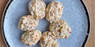 Huevos rellenos para los amantes de los encurtidos que nunca fallan de aperitivo: Una combinación pensada sin complicarse