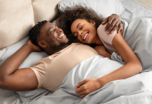 La ciencia del descanso compartido: Por qué dormir con la persona amada mejora la calidad del sueño (+ Detalles)