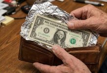 Dólar en papel aluminio en la billetera: hay una lógica concreta detrás de este gesto y un error muy común al armarlo, según el Feng Shui